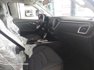 Em đang sẵn Dmax hilander màu xanh giao ngay 7