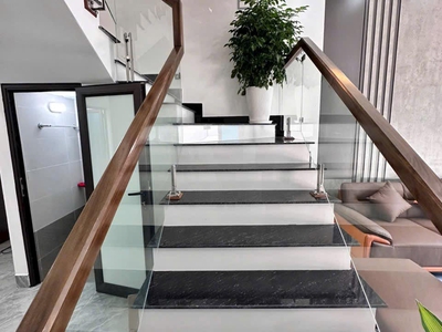 Bán nhà 3 tầng đẹp ngõ phố Ngô Quyền, ph Thanh Bình, TP Hải Dương, 52.6m2, mt 4.23m, 3 ngủ, 3 vs, gi 5