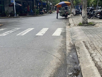 Mặt tiền sơn trà, đường 5m5 kẹp cống hông và sau mỗi bên 1m rất thoáng. chỉ 4,xx tỷ 1