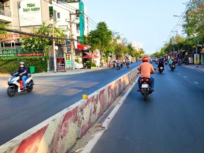 168m2 nhà cấp 4, 4.2x40m, mặt tiền đường huỳnh tấn phát, ngay trung tâm kinh doanh sầm uất thị trấn 0
