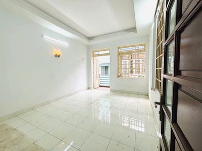 5.6 tỷ- bán nhà 3 tầng-hơn 56m2 gần phố ẩm thực phan xích long - nguyễn lâm-  diện tích: 4.7 x 11.5 3