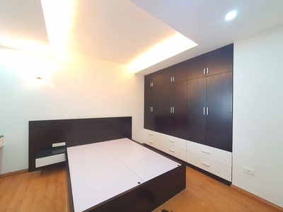 Chính chủ gửi bán căn chung cư lô góc 2 ngủ đẹp thoáng khu thành thái, cầu giấy, khu vực hiếm nhà 3