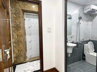 Bán nhà hoàng quốc việt, dt35m,  6 tầng thang máy, 3 phòng ngủ - gần mặt phố - hồ điều hòa  chỉ 0