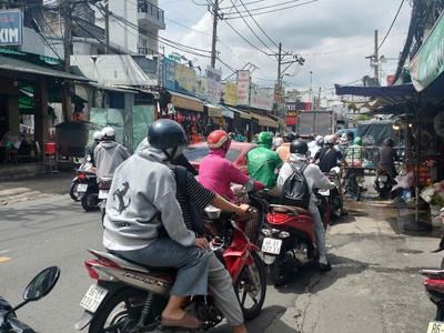 Bán nhà mặt phố chợ khu kinh doanh đông đúc 1