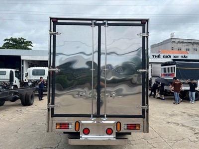 Bán Xe Tải Isuzu QKR210 Thùng Kín Inox 1