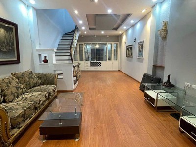 Cho thuê nhà ngõ ô tô tránh 80  nguyễn hoàng tôn, 51m2, mt 4.5m, 5 pn, 14tr 0