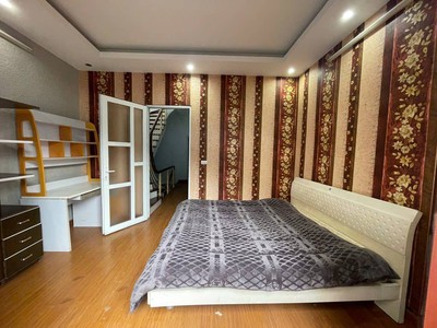 Cho thuê nhà ngõ ô tô tránh 80  nguyễn hoàng tôn, 51m2, mt 4.5m, 5 pn, 14tr 2
