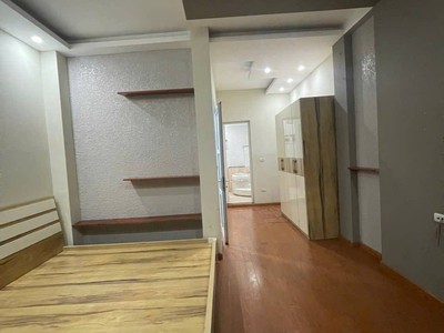 Cho thuê nhà ngõ ô tô tránh 80  nguyễn hoàng tôn, 51m2, mt 4.5m, 5 pn, 14tr 4