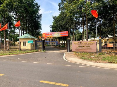 Bán  2,2sào 2250m2  2shr lộ nhựa thông thăng cổng  3 kcn 240n cn  sát trường chợ kho xưởng 1,9 tỷ 2