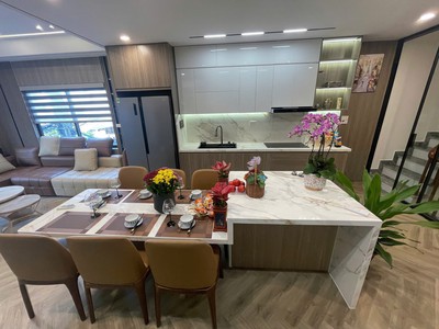 Bán nhà lô góc 2 thoáng 6 tầng thang máy ngõ thông lạc long quân 7 chỗ vào nhà kdvp 13 tỷ 3