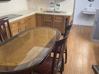 Cho thuê nhà Văn Cao sân cổng riêng, DT: 70m2, 4 p.ngủ. 1