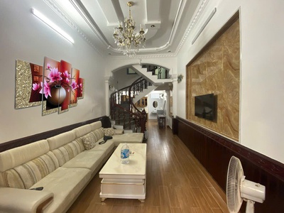 Cho thuê nhà Văn Cao sân cổng riêng, DT: 70m2, 4 p.ngủ. 0