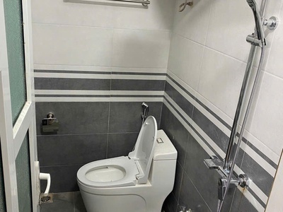 Cho thuê nhà Văn Cao sân cổng riêng, DT: 70m2, 4 p.ngủ. 2