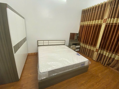 Cho thuê nhà Văn Cao sân cổng riêng, DT: 70m2, 4 p.ngủ. 4
