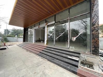 Cho thuê sàn tầng 1, tầng 2- 300m2 kinh doanh 2 mt rộng 20m, phố trịnh văn bô 2