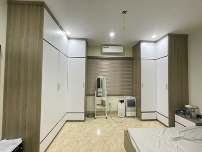 Chính chủ cần bán 32m2 nhà 4,5 tầng, cách 100m ra đường Hồng Tiến. Ô tô đỗ cửa, thang máy 2