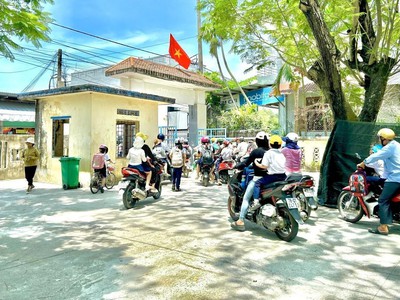 Bán  2,2sào 2250m2  2shr lộ nhựa thông thăng cổng  3 kcn 240n cn  sát trường chợ kho xưởng 960tr 1