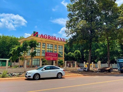 Bán  2,2sào 2250m2  2shr lộ nhựa thông thăng cổng  3 kcn 240n cn  sát trường chợ kho xưởng 960tr 2