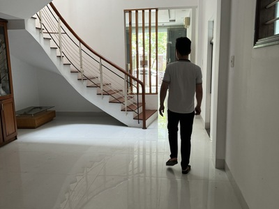 Chuyển ra hà nội, nên cần bán nhà 3 tầng mặt tiền đường 10,5 m mặt sau đường 4m, phạm ngọc mậu 4