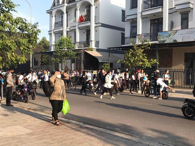 Bán đất  tại phường phú chánh, tân uyên, bình dương, lô góc 2 mặt tiền đường lớn, phía sau là công 2