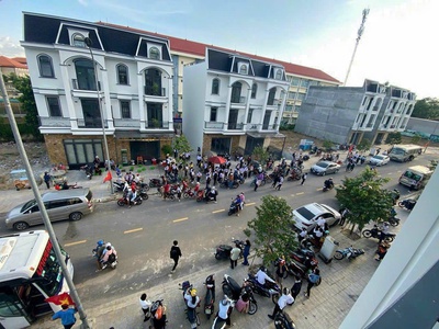 Bán đất  tại phường phú chánh, tân uyên, bình dương, lô góc 2 mặt tiền đường lớn, phía sau là công 1