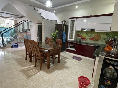 Cho thuê nhà 6 p.ngủ khép kín phố Văn Cao, DT: 75m2. 0