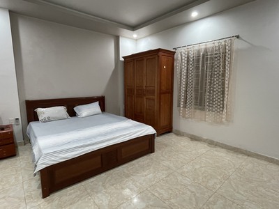 Cho thuê nhà 6 p.ngủ khép kín phố Văn Cao, DT: 75m2. 2