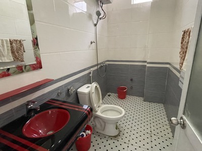 Cho thuê nhà 6 p.ngủ khép kín phố Văn Cao, DT: 75m2. 4