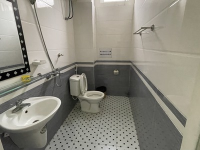 Cho thuê nhà 6 p.ngủ khép kín phố Văn Cao, DT: 75m2. 8