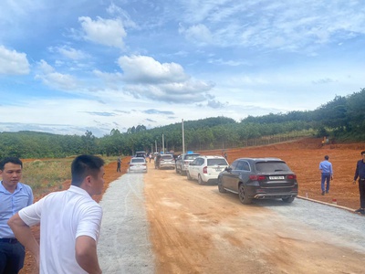 Bán đất 250m2 có 100 thổ cư, giá 340tr, cách trung tâm hc 400m. đường 10m 3