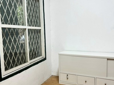Hiếm, cho thuê ở hộ gia đình căn hộ tập thể tầng 2 phố hàng quạt 60m2, 2 ngủ,  full đồ, 9 triệu 2
