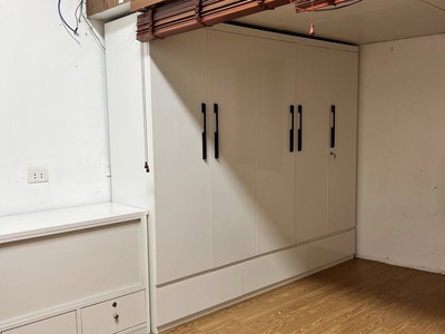 Cho thuê ở hộ gia đình căn hộ tập thể tầng 2 phố hàng quạt 60m2, 2 ngủ,  full đồ, 9 triệu 1