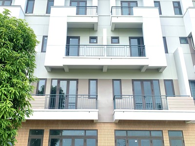 Bán căn nhà phố trục đường chính - nằm đối duện chung cư và công viên trung tâm 1
