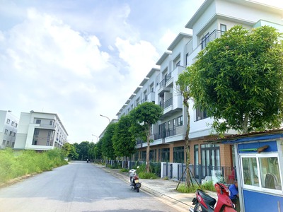 Bán căn nhà phố trục đường chính - nằm đối duện chung cư và công viên trung tâm 0