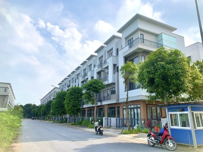 Bán căn nhà phố trục đường chính - nằm đối duện chung cư và công viên trung tâm 3