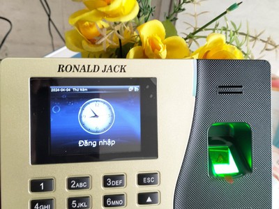 Máy chấm công Ronald Jack giá 2trieu bao lắp Biên hòa đồng nai 0