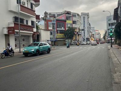 Mặt tiền 4t ut tịch, sát sân bay 3.7 24m , dòng tiền sẵn, vỉa hè rộng rãi, chính chủ lâu năm, 25 t 1