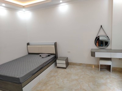 Nhà mới phố ngọc lâm- logn biên , 33 m2, 5 tầng,mt  5.6m, 7.5 tỷ. 3