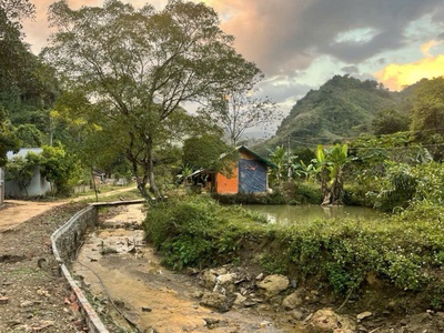 Bán Đất bám suối 8.500m  Tại Mộc Châu   Khuôn Viên Nhà Vườn, Gần Thác Chiềng Khoa, giá chỉ 2.x tỷ 0