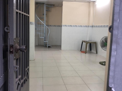Cho thuê nhà nguyên căn cmt8 q3 40m2, hẻm thông 3m đối diện chợ hòa hưng cách 40m, 10tr 2