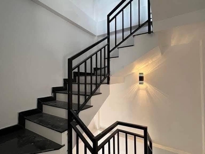 Năm mới bán nhà cũ 90m, mt  8m, ô tô tránh, kinh doanh siêu chất giá chỉ hơn 1  tỷ tại la phù 2