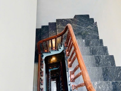 Bán nhà lô góc 46m giá 5 tỷ- mới kính koong - 5 tầng - ngõ thông ô tô kinh doanh tại la phù 4