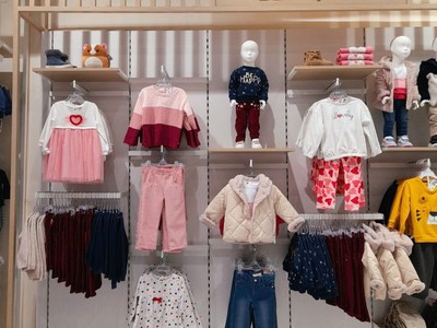 Kệ thanh ray gắn tường dành cho shop quần áo trẻ em 0