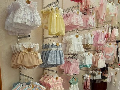 Kệ thanh ray gắn tường dành cho shop quần áo trẻ em 1