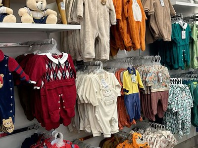 Kệ thanh ray gắn tường dành cho shop quần áo trẻ em 2