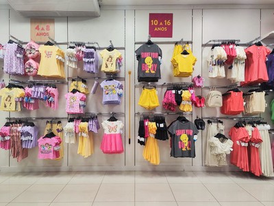 Kệ thanh ray gắn tường dành cho shop quần áo trẻ em 3