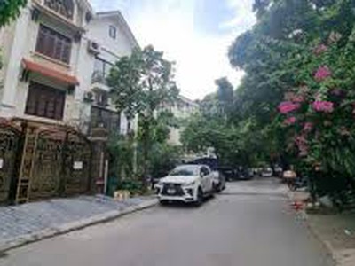 Bán gấp biệt thự khu đô thị thành phố giao lưu  209m2,  mặt tiền 11m, nhà 2 mặt đường giá 72,8tỷ 0