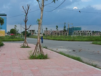 Em cần chuyển nhượng 2 ô liền kề đường chục kinh doanh 24m sát cổng trường đại học tài chính ngân HN 1