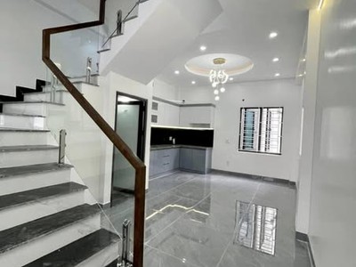 Nhà xây độc lập có sân riêng để xe thoải mái,  khung cộc chắc chắn thiết kế hiện đại 2