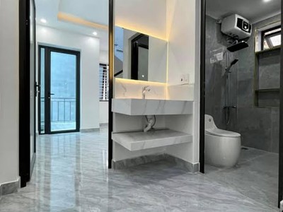 Nhà xây độc lập có sân riêng để xe thoải mái,  khung cộc chắc chắn thiết kế hiện đại 1